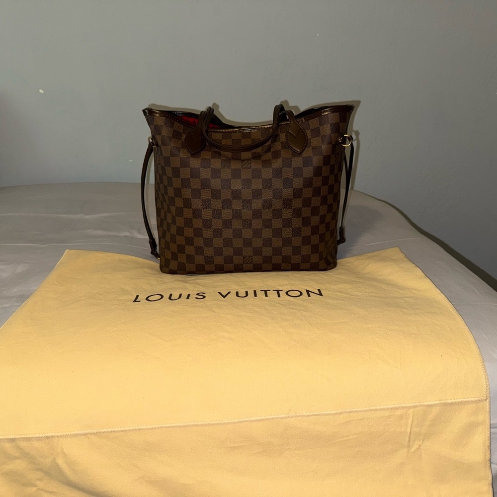 Louis Vuitton “Neverfull”
Dark Brown Checkered Tote